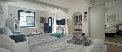 1 habitación, escritorio, wifi gratis y ropa de cama