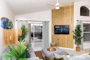 Casa, várias camas, acesso à piscina, vista para a piscina (Jewel of Emerald Island) | Área de estar | TV de tela plana 42 polegadas com canais digitais