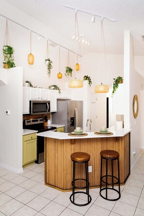 Casa, várias camas, acesso à piscina, vista para a piscina (Jewel of Emerald Island) | Cozinha privada | Geladeira, micro-ondas, fogão, cooktop