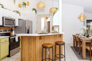 Casa, várias camas, acesso à piscina, vista para a piscina (Jewel of Emerald Island) | Cozinha privada | Geladeira, micro-ondas, fogão, cooktop