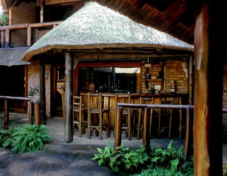 Bar junto a la piscina. Marrob Lodge