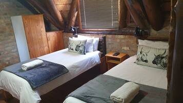 Familie suite, 2 slaapkamers | Een kluis op de kamer, een strijkplank/strijkijzer, gratis wifi