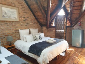 Habitación triple estándar | Caja fuerte, tabla de planchar con plancha, wifi gratis y ropa de cama