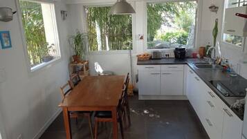 Een koelkast, een microgolfoven, een oven, een kookplaat