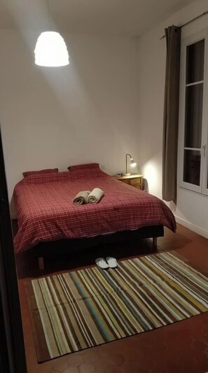 4 makuuhuonetta, silitysrauta/-lauta, ilmainen Wi-Fi, vuodevaatteet