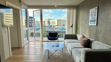 Two Bedroom Apartment | Coin séjour | TV connectée de 55 pouces avec chaßnes numériques, télévision
