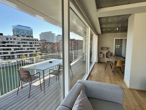 Two Bedroom Apartment, Sea View | Área de sala de estar | Smart TV de 55 pulgadas con canales digitales y televisión 