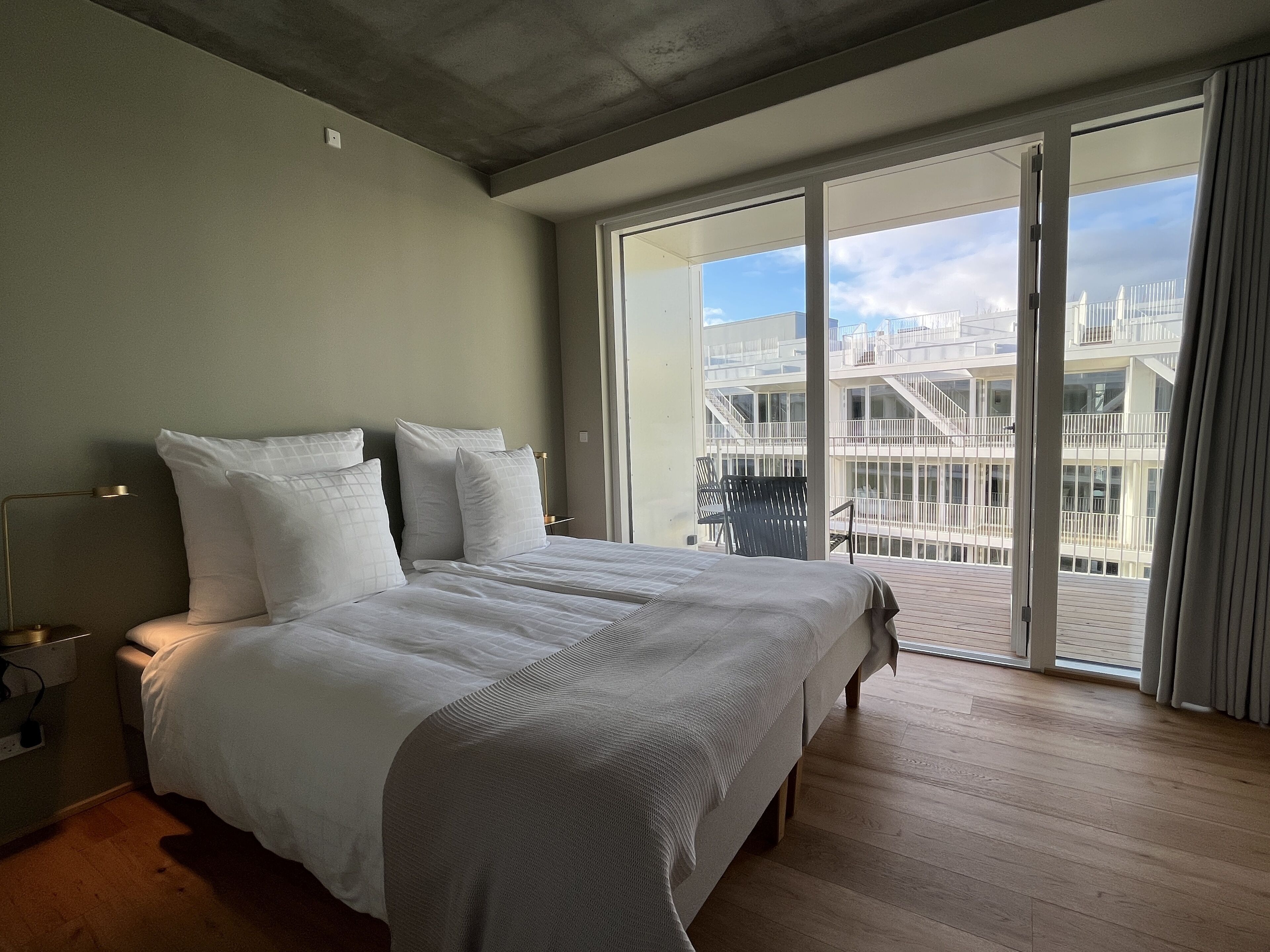 Penthouse Three Bedroom Apartment | Individuell eingerichtet, Schreibtisch, Bügeleisen/Bügelbrett