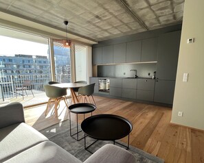 One Bedroom Apartment | Cocina privada | Refrigerador, horno, parrilla de estufa y lavavajillas 