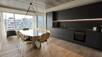 Penthouse Three Bedroom Apartment | Cuisine privée | Réfrigérateur, four, plaque de cuisson, lave-vaisselle