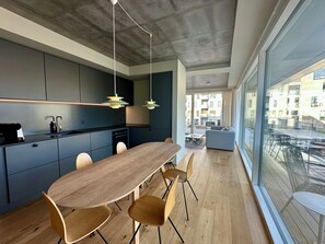 Two Bedroom Apartment, Sea View | Eget kök | Kylskåp, ugn, spishäll och diskmaskin