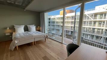 3 phòng ngủ, trang bị nội thất với thiết kế riêng biệt, bàn