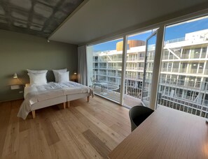 3 개의 침실, 각각 다르게 가구 비치, 책상, 다리미/다리미판