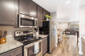 Apartamento, varias camas, balcón, vistas al jardín (Rockwall Duo ) | Cocina privada | Cafetera o tetera