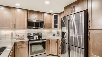 Condo, 1 King Bed with Sofa bed, Balcony, Mountain View (Peak 9 Overlook) | Private kitchen | Fridge, microwave, oven, stovetop