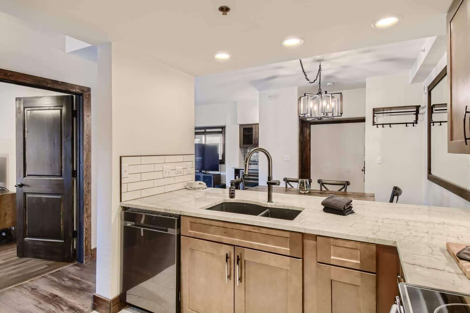 公寓客房, 1 張特大雙人床和 1 張沙發床, 陽台, 山景 (Peak 9 Overlook) | 私人廚房 | 電冰箱、微波爐、烤箱、爐台