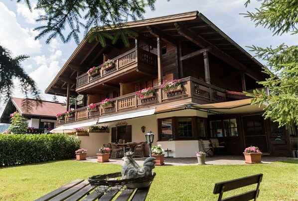 Exterior - Small attic apartment with south-facing balcony and mountain view (Reit im Winkl)