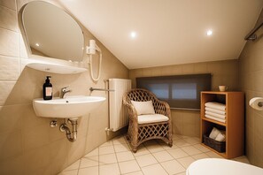 Shower, hair dryer, towels, soap - Small attic apartment with south-facing balcony and mountain view (Reit im Winkl)