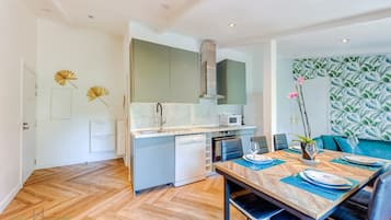 Réfrigérateur, micro-ondes, four, plaque de cuisson