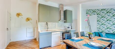 Réfrigérateur, micro-ondes, four, plaque de cuisson