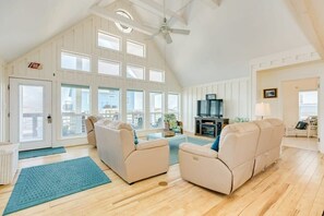 TV, offices - Sailor's Delight - Gleaming Ocean, Huge Sea Deck! (Freeport)