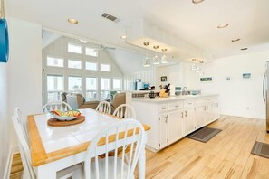 Dining - Gleaming Ocean Views From Huge Seaside Deck! (Freeport)