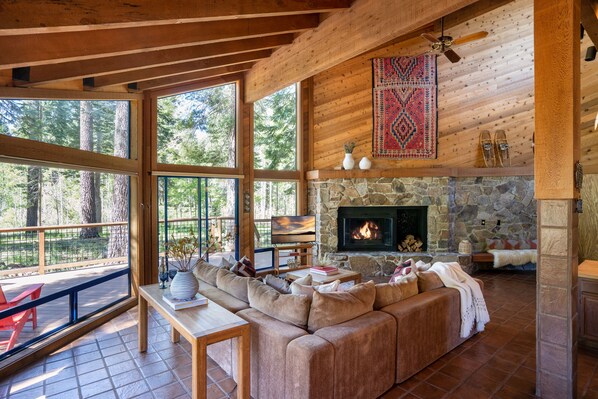 TV, fireplace - New Listing - Gorgeous Lodge in Peaceful Location At Northstar (Truckee)