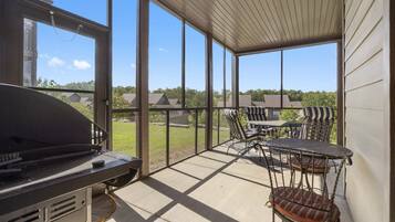 Kabin, Beberapa Tempat Tidur, patio, pemandangan kebun (Bounty of Birdie Lane) | Interior