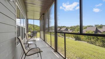 Cabin, Multiple Beds, Patio, Garden View (Bounty of Birdie Lane) | Interior