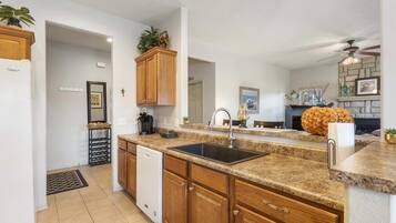 Kabin, Beberapa Tempat Tidur, patio, pemandangan kebun (Bounty of Birdie Lane) | Dapur pribadi | Mesin pembuat kopi/teh