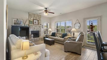 Kabin, Beberapa Tempat Tidur, patio, pemandangan kebun (Bounty of Birdie Lane) | Area keluarga | Televisi layar datar 40-inci dengan saluran TV digital dan perapian