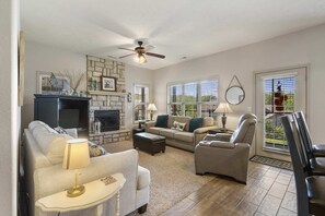 Kabin, Beberapa Tempat Tidur, patio, pemandangan kebun (Bounty of Birdie Lane) | Area keluarga | Televisi layar datar 40-inci dengan saluran TV digital dan perapian