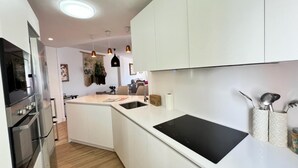 Kaffetrakter/tekoker, kjøleskap, mikrobølgeovn og ovn