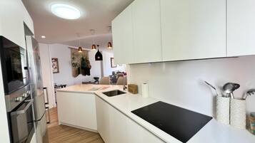 Frigorífico, microondas, horno y placa de cocina