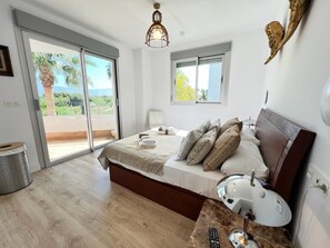 2 habitaciones, tabla de planchar con plancha, wifi y ropa de cama 
