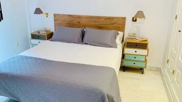 1 slaapkamer, een strijkplank/strijkijzer, wifi, beddengoed
