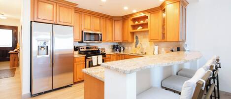 Køleskab, mikrobølgeovn, ovn, kogeplade