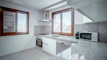 Frigorífico, microondas, horno y placa de cocina