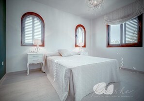 5 bedrooms, iron/ironing board, WiFi, bed sheets