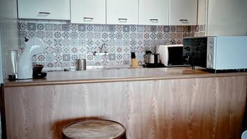 Een koelkast, een magnetron, een oven, een kookplaat