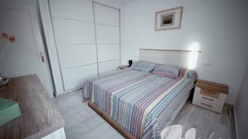 3 slaapkamers, een strijkplank/strijkijzer, wifi, beddengoed