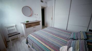 3 habitaciones, tabla de planchar con plancha, wifi y ropa de cama