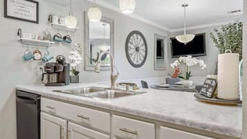 Condo, 1 King Bed with Sofa bed, Patio, Golf View (Clubhouse Bungalow) | Interior