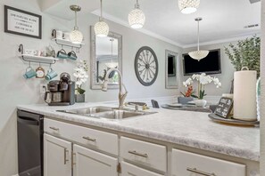 公寓客房, 1 張特大雙人床和 1 張沙發床, 庭院, 高球場景觀 (Clubhouse Bungalow) | 住宿內部