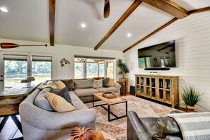 Fernseher, Kamin, Bücher