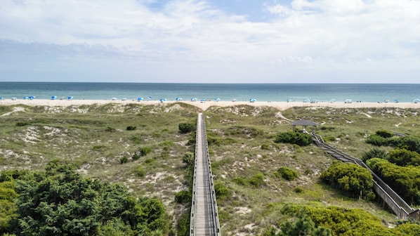 On the beach - OCEAN FRONT UNIT WITH GREAT OCEAN VIEW! (Atlantic Beach)