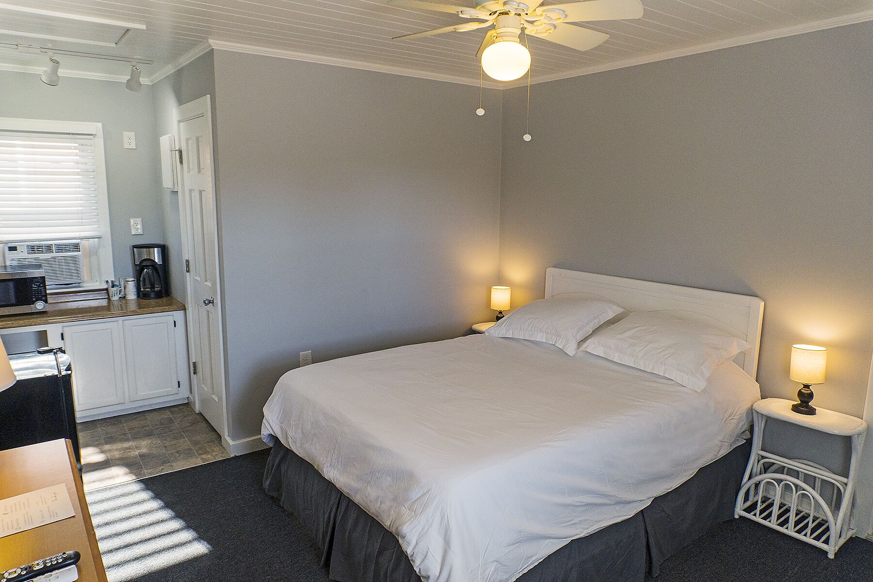 Queen bed, 100 meters from oceanfront