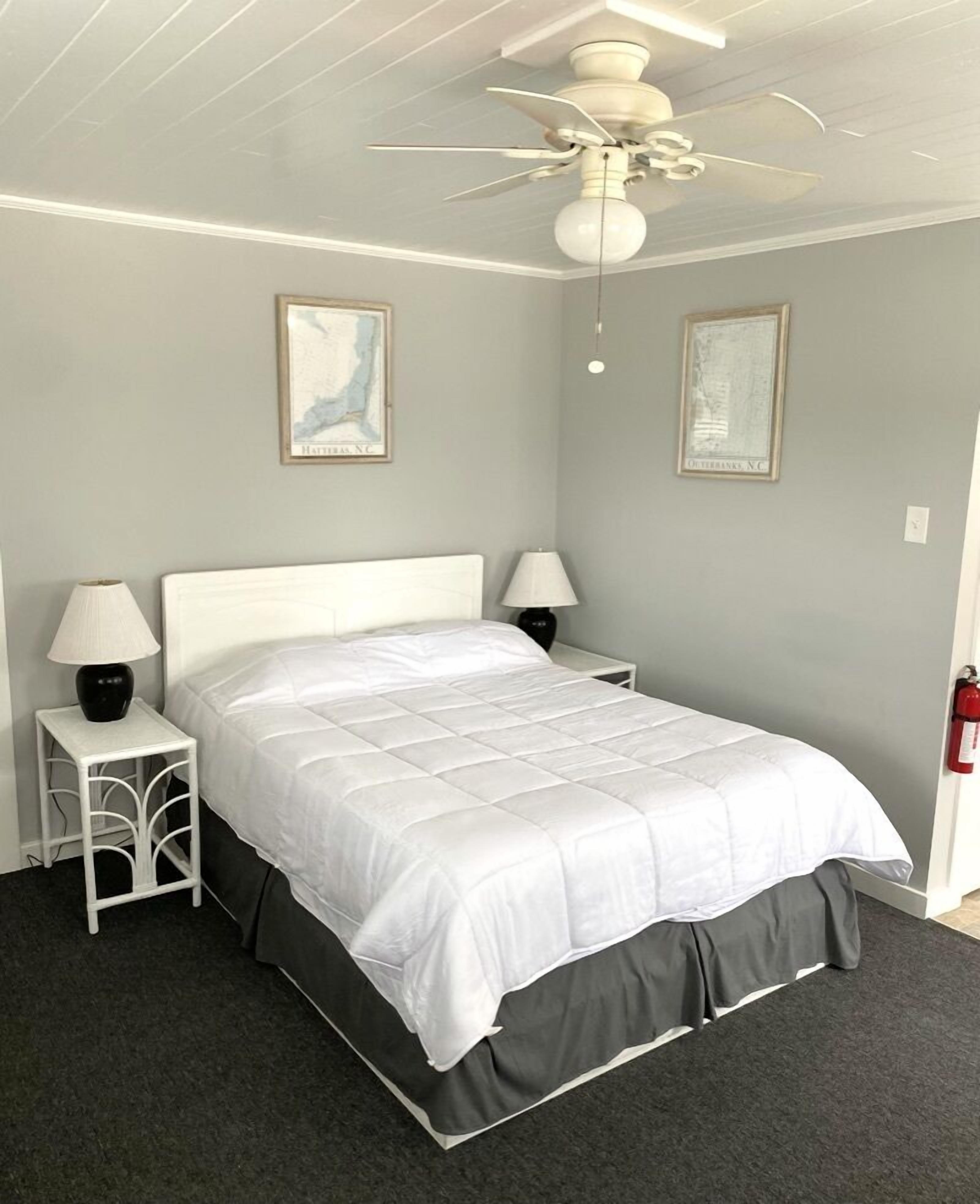 Queen bed, Kitchenette 100 Meters From Oceanfront