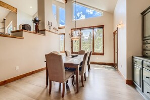獨棟房屋, 多張床, 陽台, 山景 | 用餐區