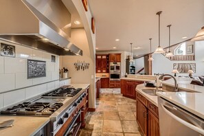 獨棟房屋, 多張床, 陽台, 山景 | 私人廚房 | 電冰箱、微波爐、烤箱、爐台